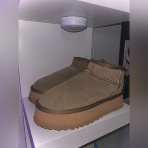 Short Taupe Winter Boots Size 8 Womens